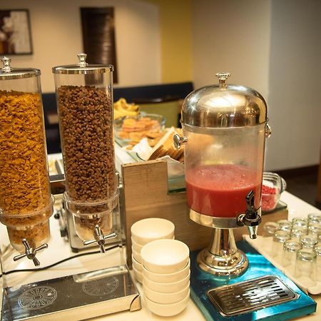 Hotel Abigail Goradia'S シルディ エクステリア 写真